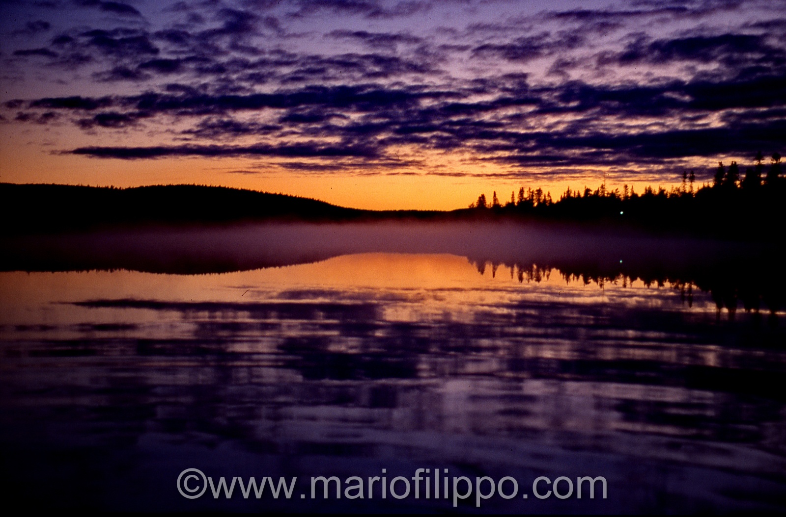 finlandia riflessi sul lago al tramonto