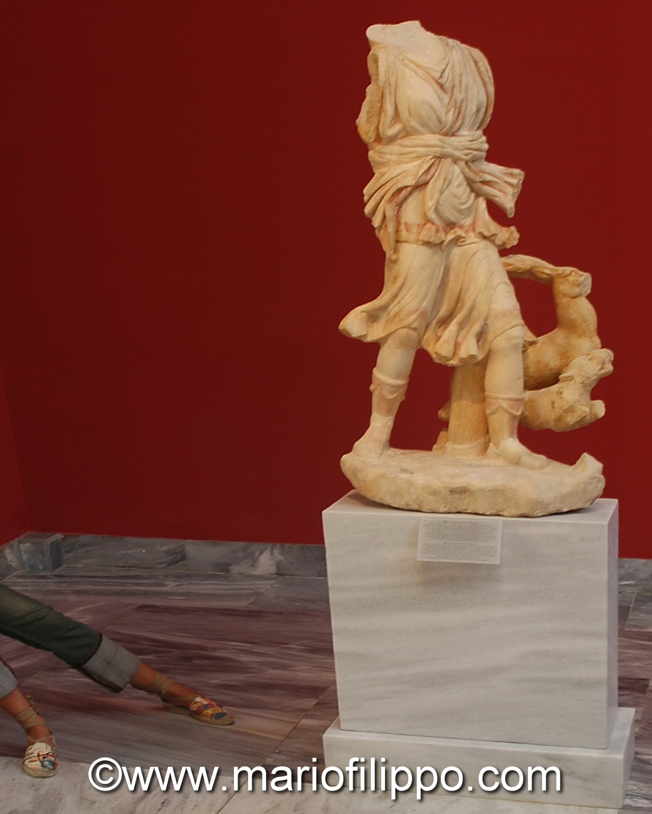 Atene-Museo nazionale di archeologia-due gambe in piu' ....