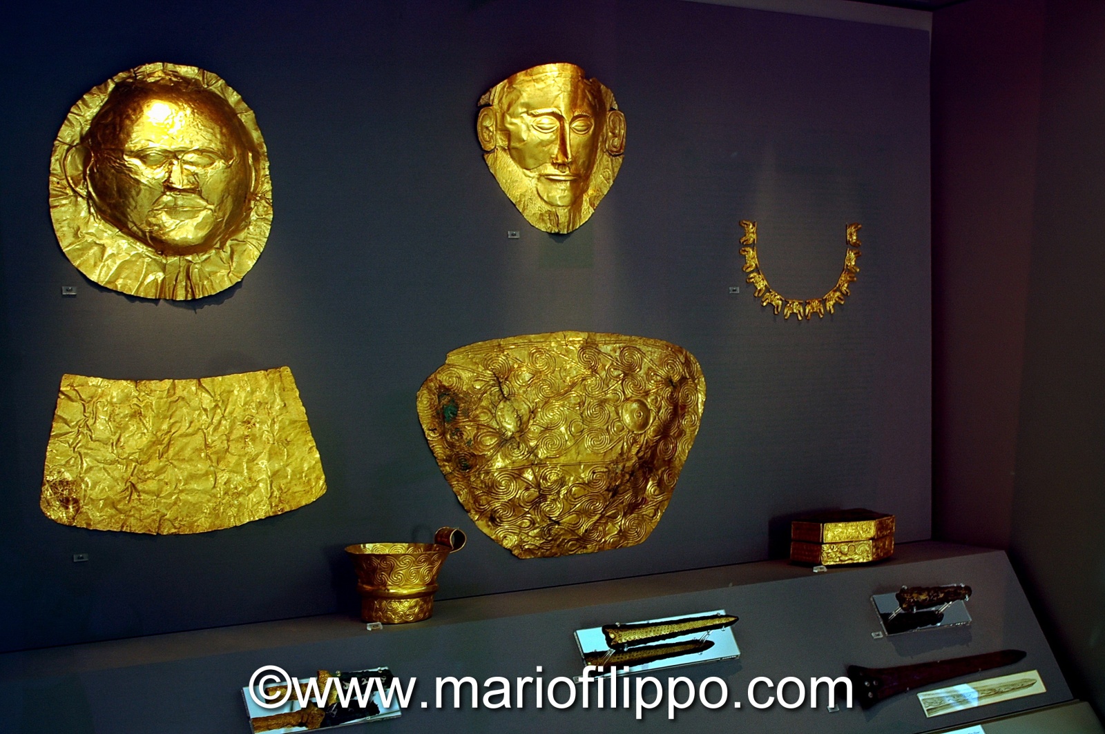 Atene-Museo nazionale di archeologia-Maschera di Agamennone ,in alto al centro