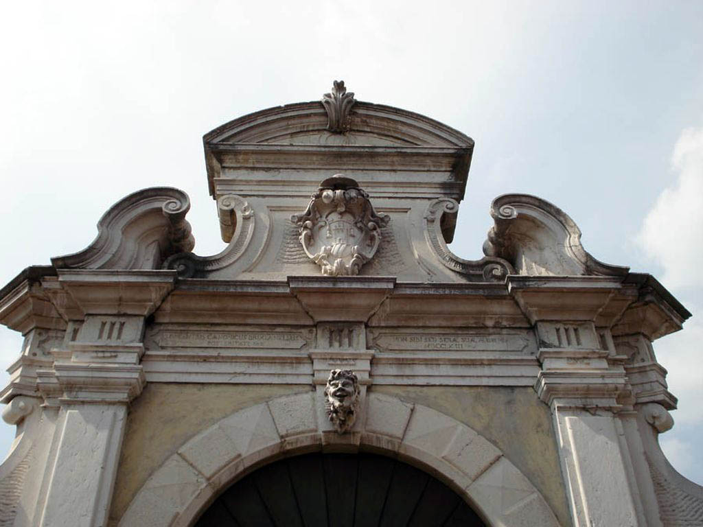 Pulitura e consolidamento portale barocco