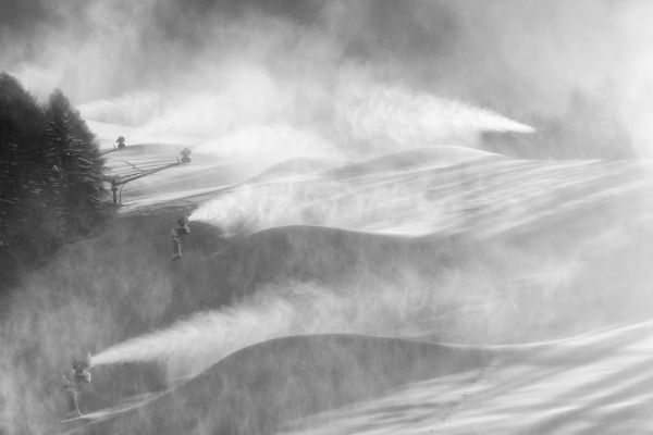 Cannoni sparaneve - L'INDUSTRIA
Folgaria (TN)
Specialmente ad inizio stagione invernale o in caso di stagione poco nevosa,  le piste vengono preparate con neve artificiale. 
